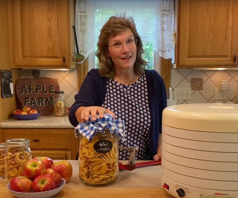 Drying Yummy apples on Dehydrator thumbnail